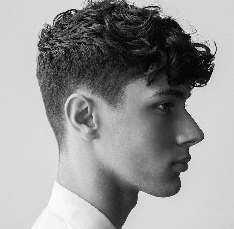 cheveux bouclés homme