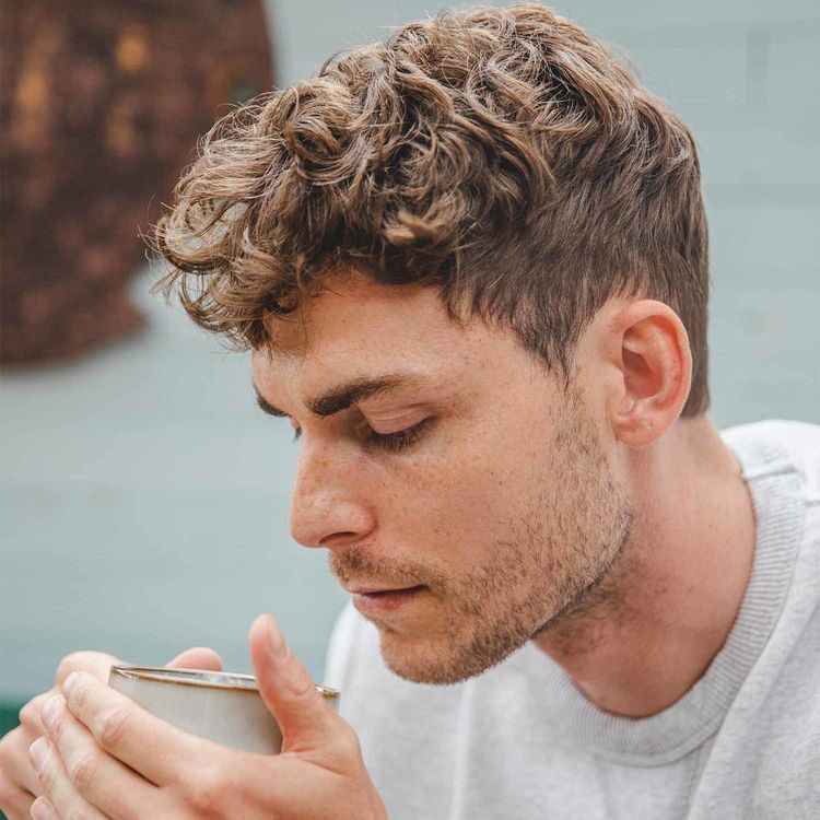 cheveux bouclés homme