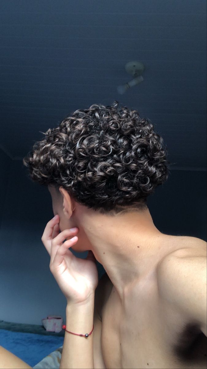 cheveux bouclés homme