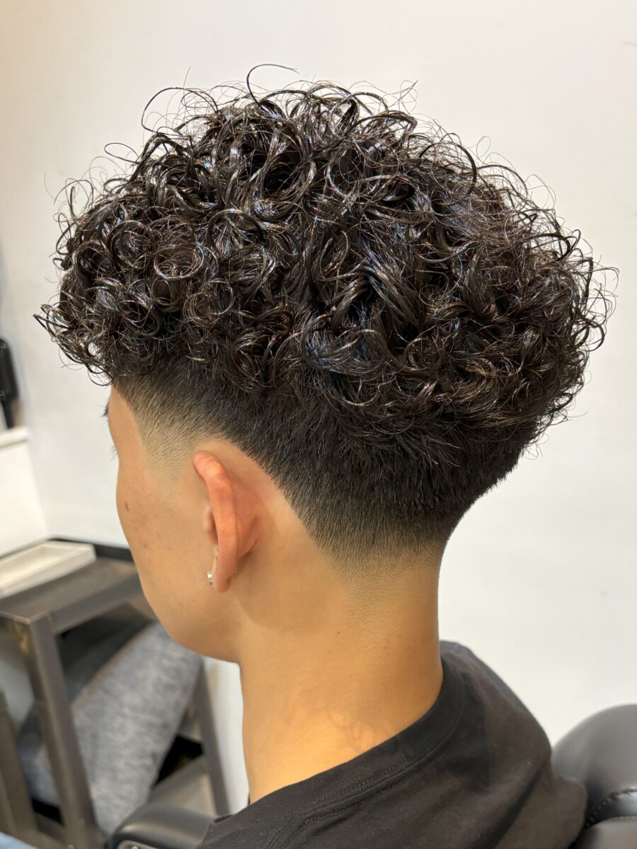 cheveux bouclés homme