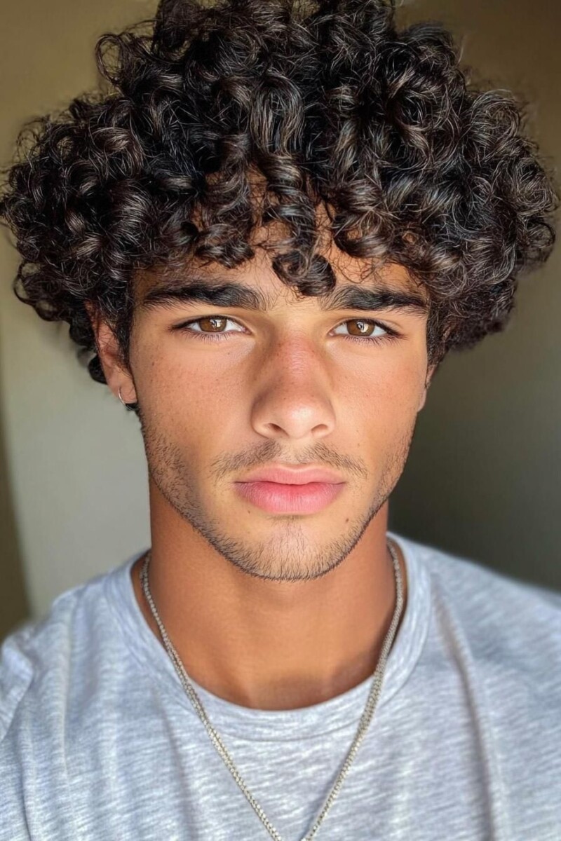 cheveux bouclés homme