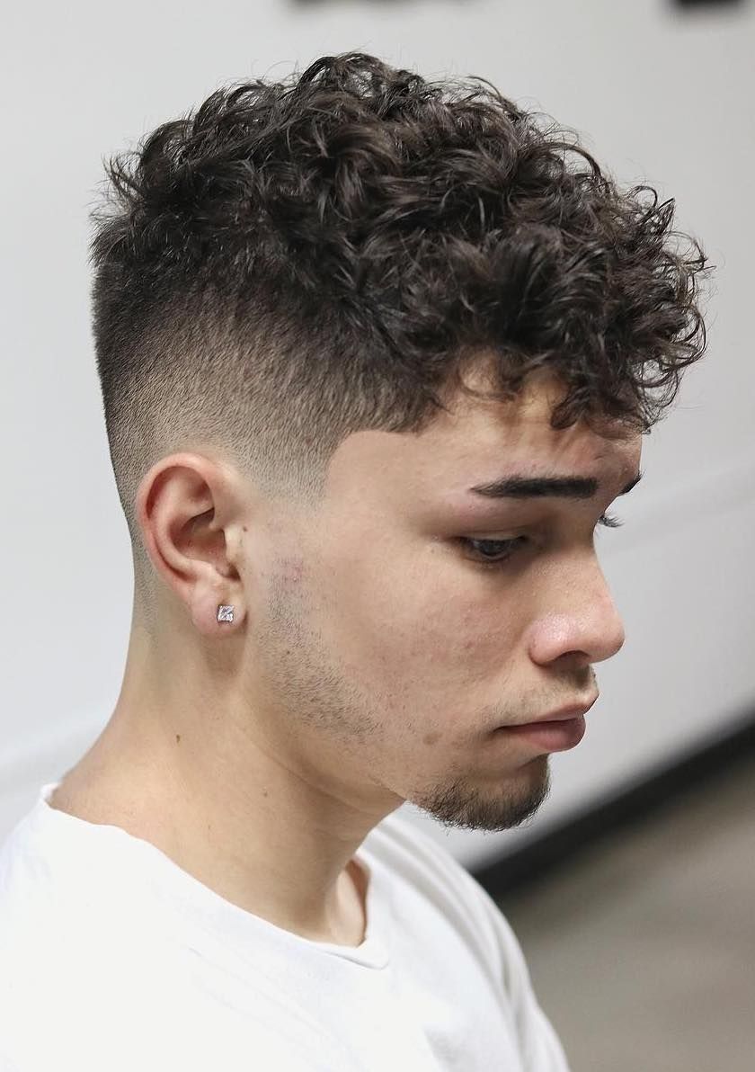 cheveux bouclés homme
