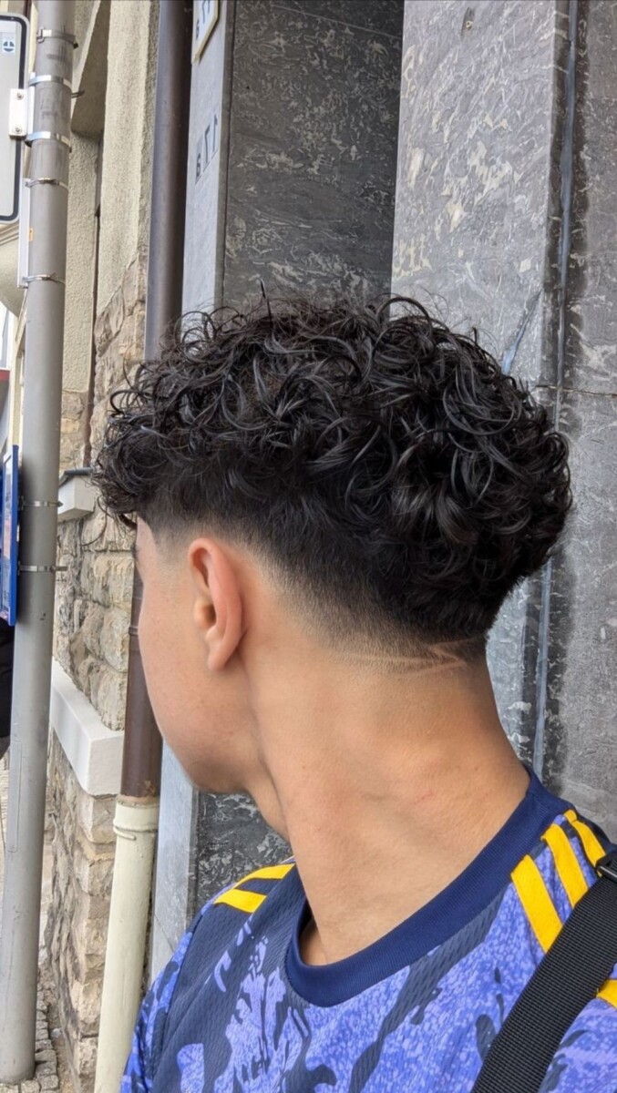 coupes cheveux bouclés hommes