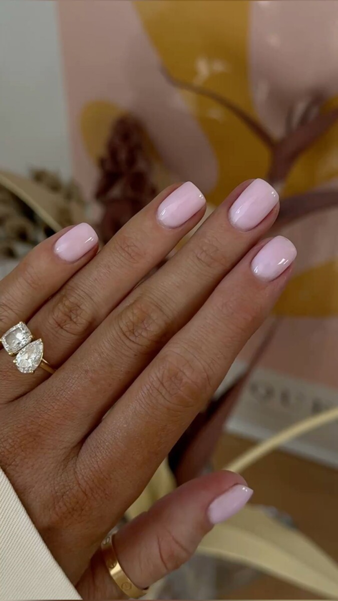 Vernis gel rose poudré élégance