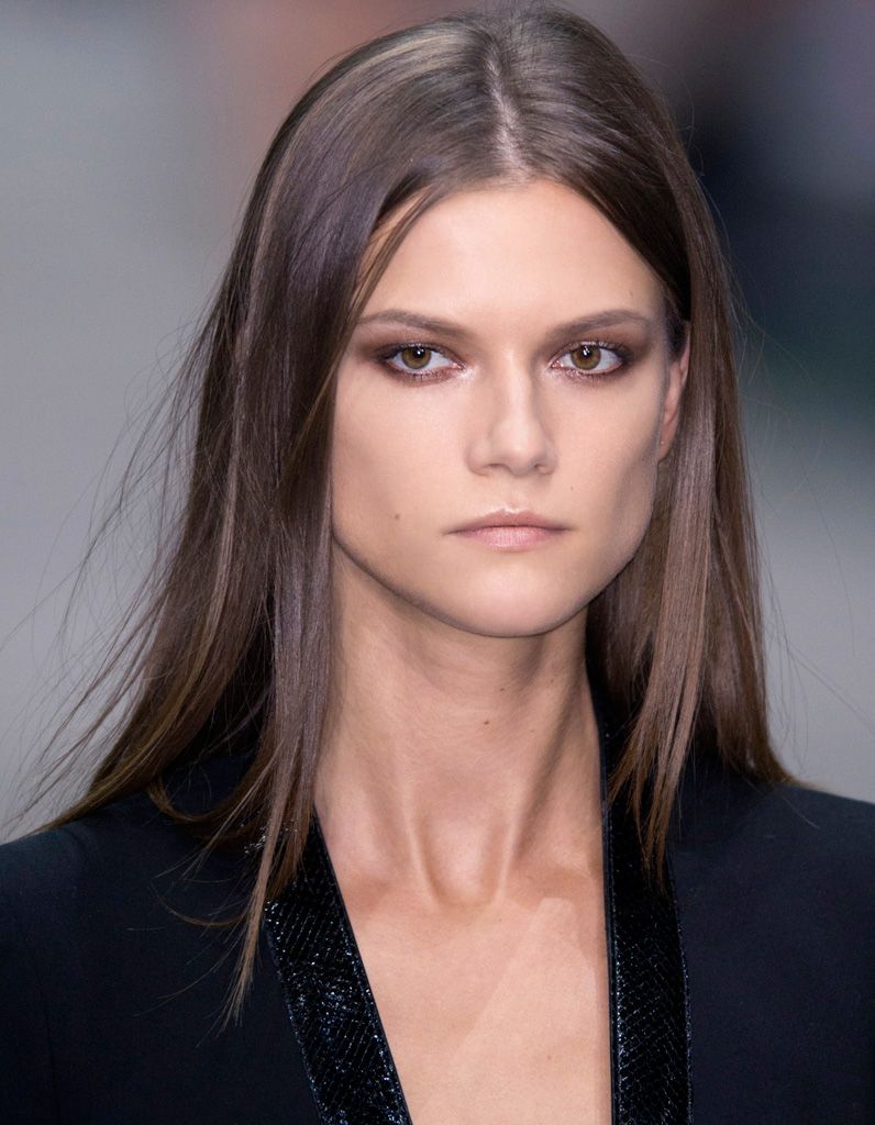 Teinte brun cendré cheveux